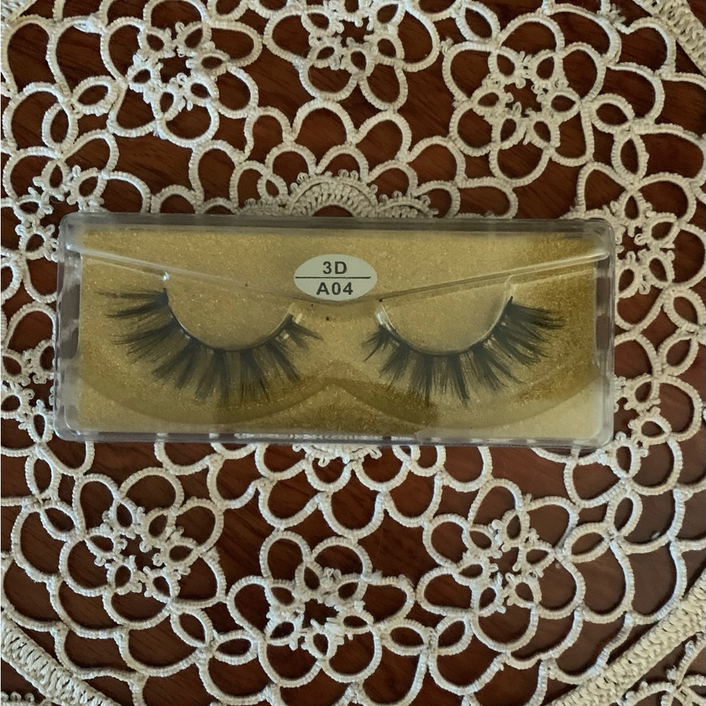 FARRED Faux Mink Lashes 3D Medium Length Vegan Eyelashes    NWT